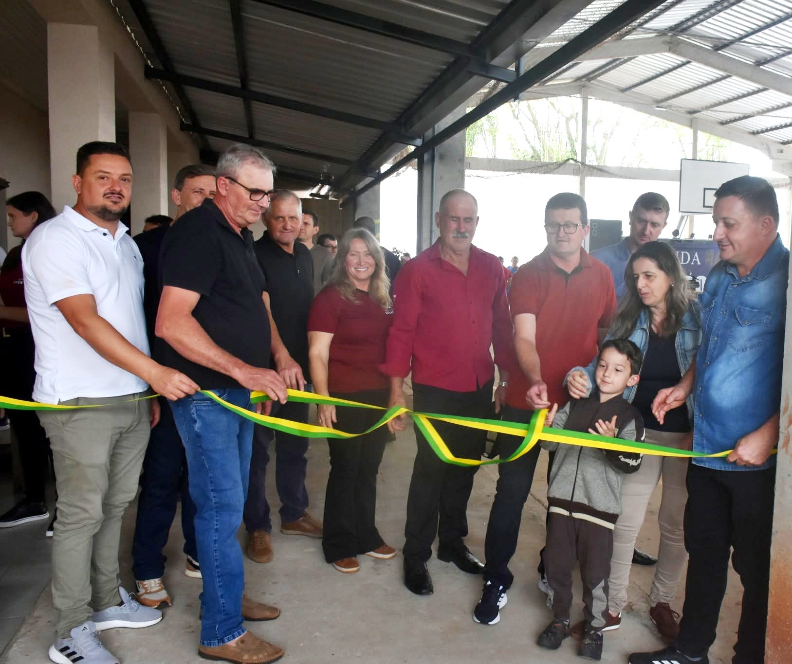 Foto relacionada à notícia: Linha Turvo inaugura quadra de esportes coberta em dia de festa e confraternização