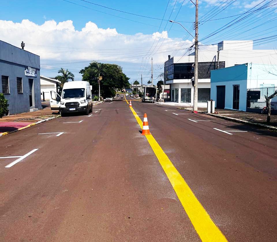 Foto relacionada à notícia: DIVISÃO DE TRÂNSITO CONCLUI REVITALIZAÇÃO VIÁRIA DA RUA CARLOS GOMES EM TRÊS PASSOS