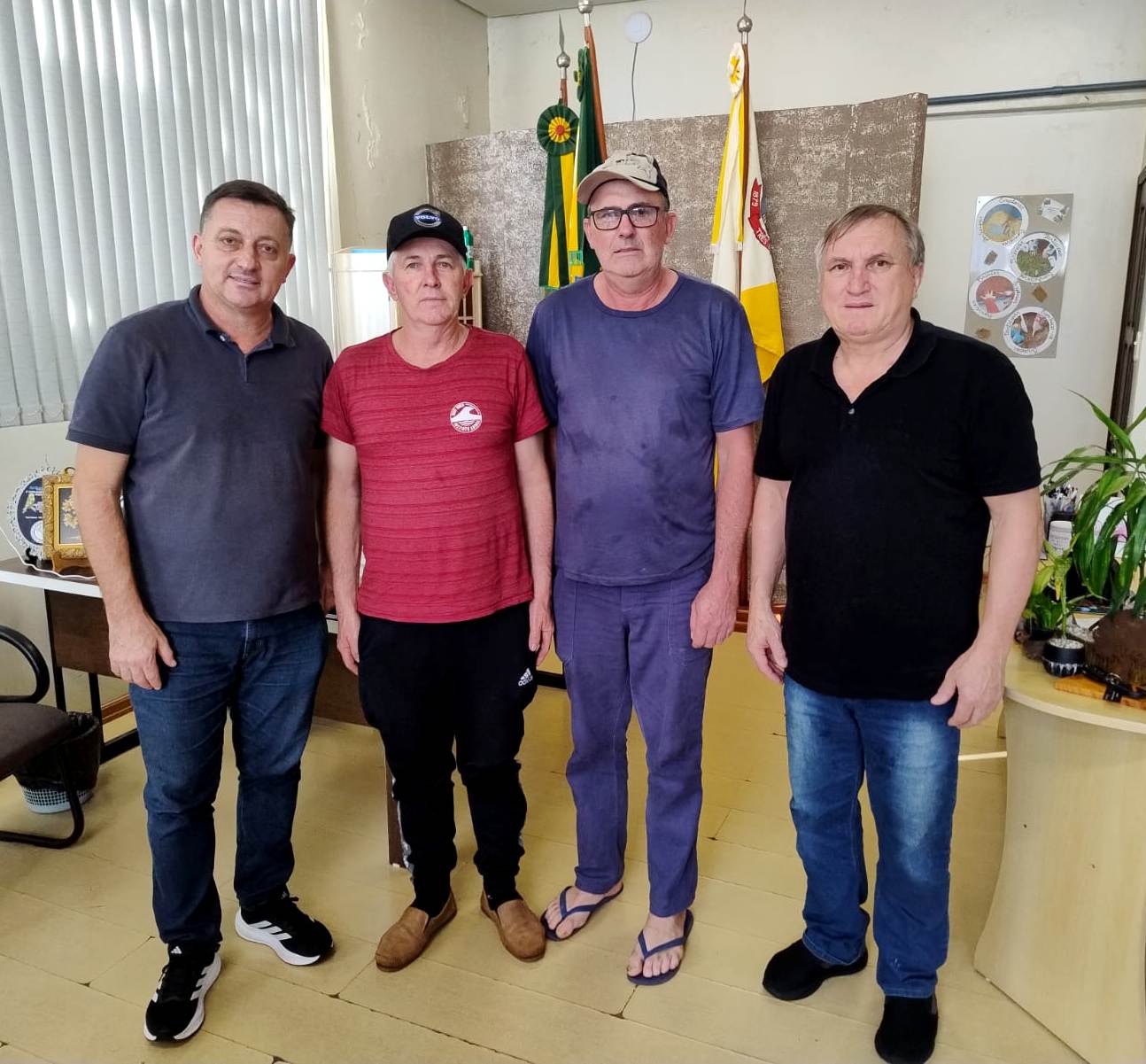 Foto relacionada à notícia: Prefeito Arlei Tomazoni recebe representantes da Associação de Moradores de Linha Turvo