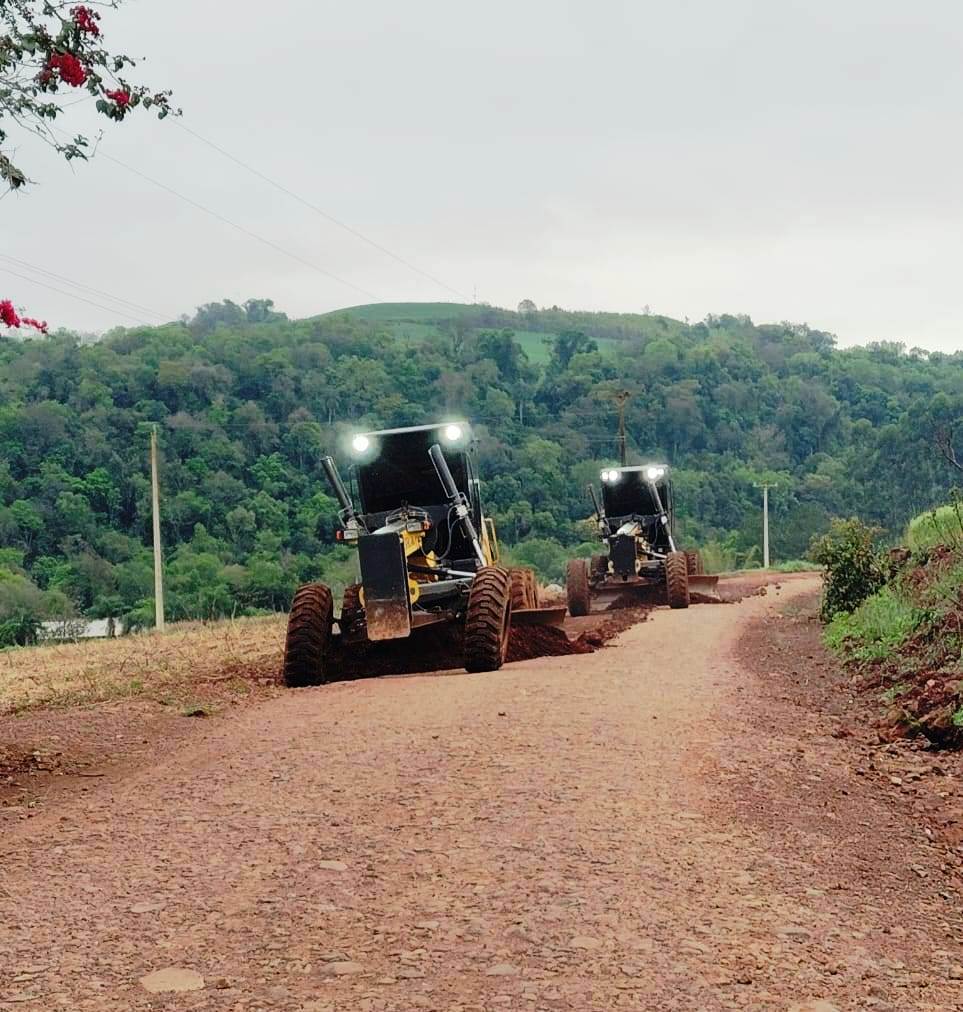 Foto relacionada à notícia: Manutenção e melhoramento nas estradas do interior de Três Passos