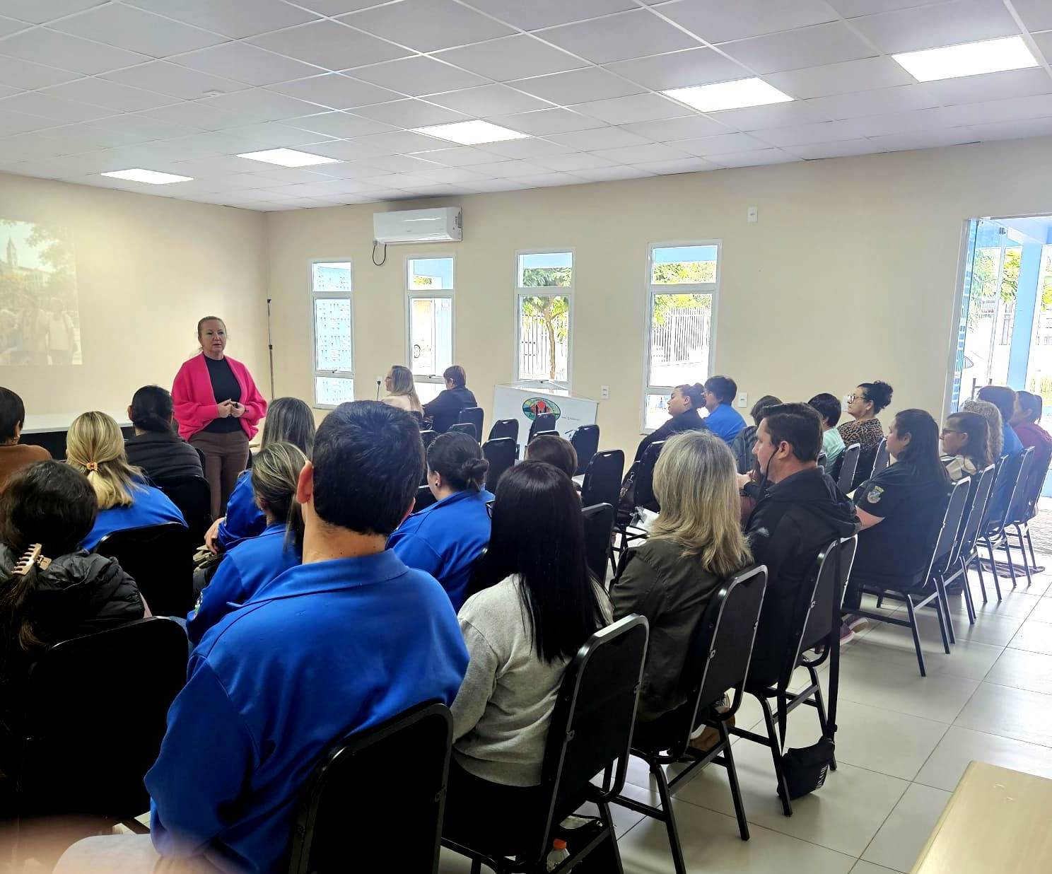 Foto relacionada à notícia: Três Passos realiza treinamento para aplicação do Diagnóstico da Pessoa Idosa