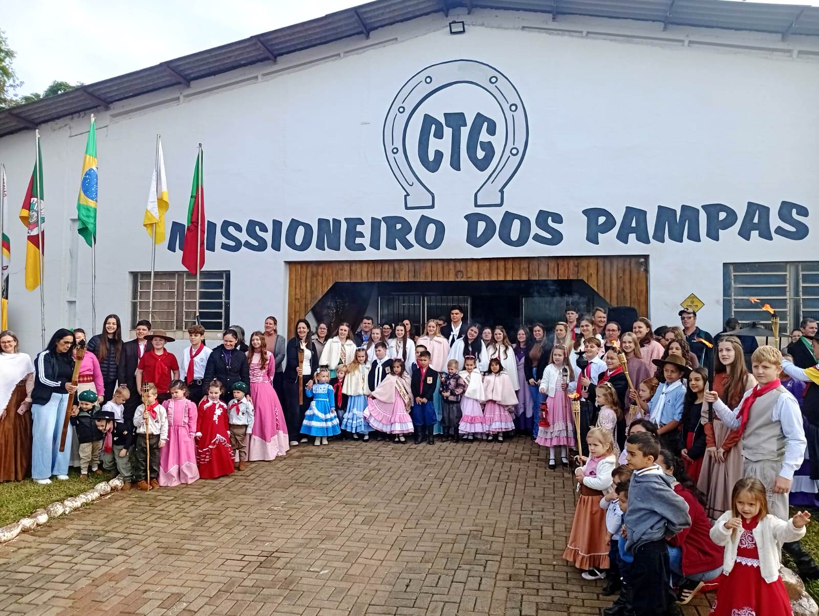Foto relacionada à notícia: Semana Farroupilha é oficialmente aberta em Três Passos com distribuição da Chama Crioula