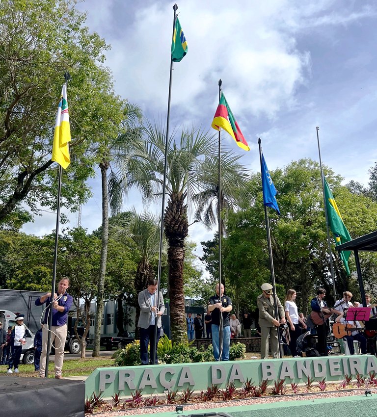 Foto relacionada à notícia: TRÊS PASSOS REALIZA DESFILE CÍVICO ALUSIVO À SEMANA DA PÁTRIA (FOTOS)