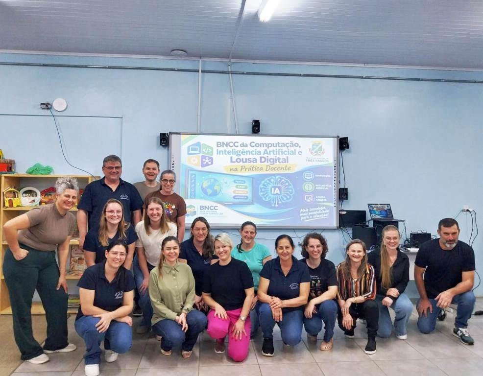 Foto relacionada à notícia: Professores da Rede Municipal participam de formação sobre tecnologias educacionais e Inteligência Artificial