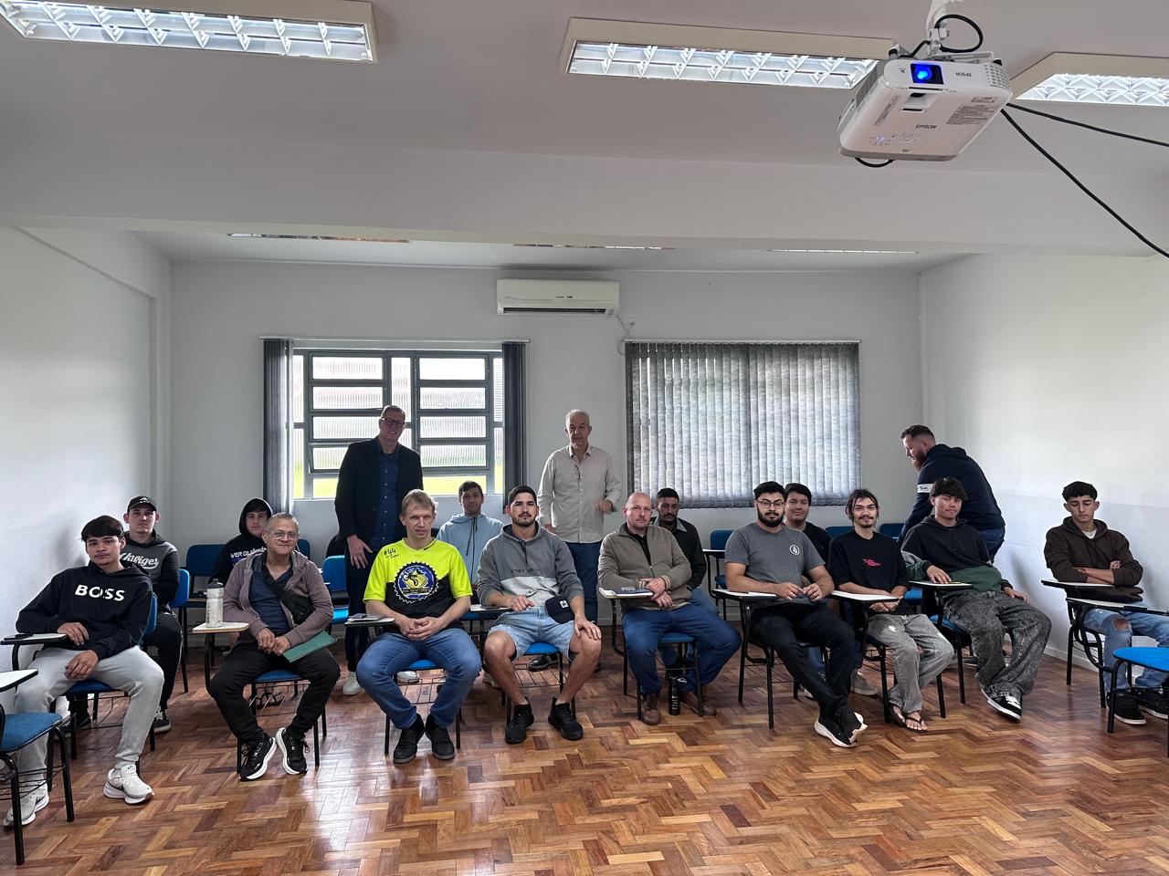 Foto relacionada à notícia: RS QUALIFICAÇÃO EM TRÊS PASSOS: o desenvolvimento começa com qualificação!