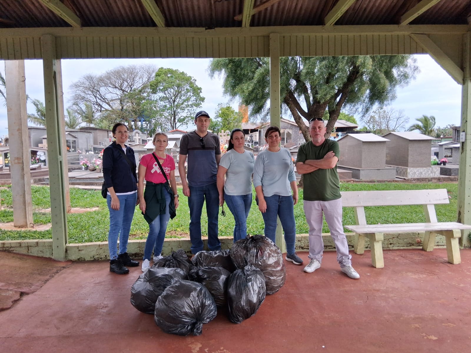 Foto relacionada à notícia: ​VIGILÂNCIA AMBIENTAL REALIZA MUTIRÃO NOS CEMITÉRIOS DE TRÊS PASSOS 
