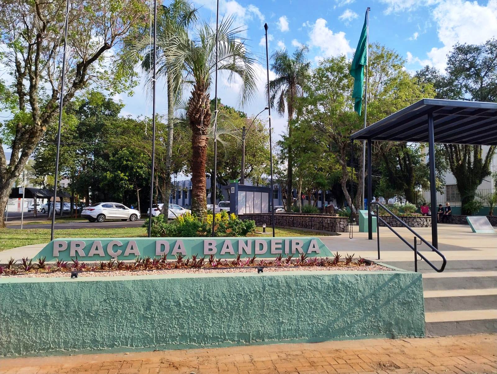 Foto relacionada à notícia: Praça da Bandeira, em Três Passos, é revitalizada e tem acesso liberado à comunidade